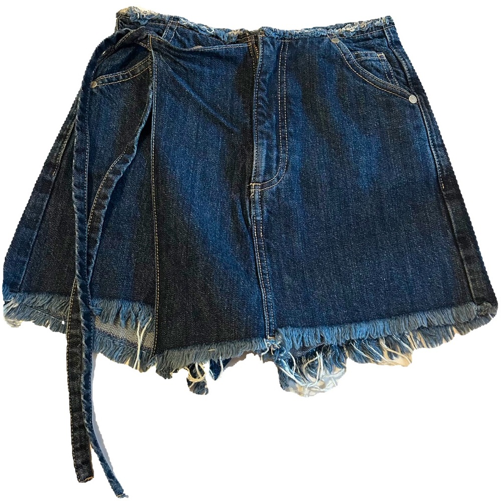 EMODA DENIM SKORT ZIPPER CLOSURE FIVE POCKETS IN SIZE SMALL